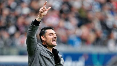 Bild: Uwe Anspach/dpa
Leidenschaftlich an der Seitenlinie: Eintracht-Coach Albert Riera. (Archivbild)