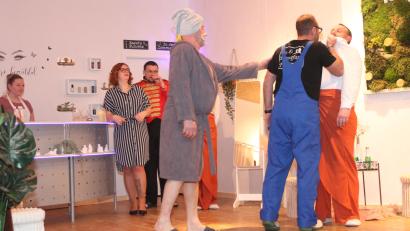 Bild: pi
Einem der Hochstapler geht's an den Kragen.