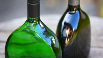 Bild: picture alliance / Karl-Josef Hildenbrand/dpa
Nur Frankenweine dürfen in einen Bocksbeutel gefüllt werden. (Archivbild)