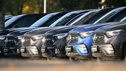 Bild: Bernd Weißbrod/dpa
Mercedes-Benz verkauft weniger Fahrzeuge. (Archivbild)
