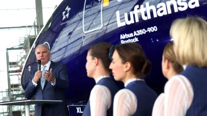 Bild: Karl-Josef Hildenbrand/dpa
Lufthansa-Chef Carsten Spohr und Flugbegleiterinnen.