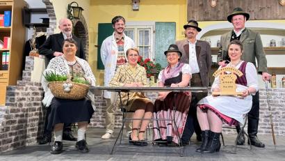 Bild: Franziska Liebl 
Das Ensemble des Stücks „Umdraaht“ der Theatergruppe Ebermannsdorf nach der gelungenen Premiere.