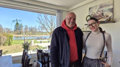 Bild: Lowak
Veronika und Christian Hartwig bewirtschaften seit Anfang April 2026 die Gaststätte im Schätzlerbad.