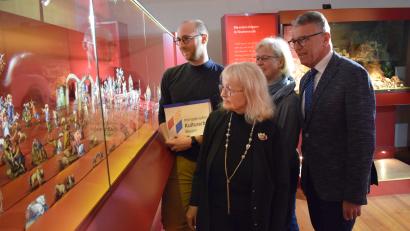 Bild: szl
Groß ist die Freude bei den Krippenfreunden Tirschenreuth über die Aufnahme der örtlichen Krippentradition in die Bayerische Liste des Immateriellen Kulturerbes. Im Bild (von links) Peter Stahl-Grüneich, Zweiter Vorsitzender der Krippenfreunde, Marianne Stangl, Vorsitzende der Krippenfreunde, Ronja Storch vom Museumsquartier und Bürgermeister Franz Stahl (von links).