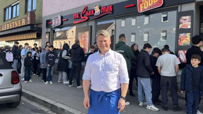 Bild: Noah Wegmüller-Kocher
Benjamin Zeitler löste am Donnerstag ein Wahlversprechen ein: einen ganzen Tag lang Döner für drei Euro.