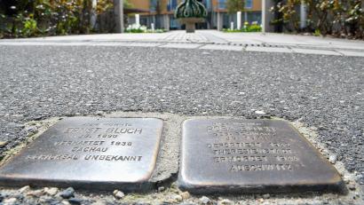 Bild: Petra Hartl
Stolpersteine von Rosa und Ernst Bloch. Die Amberger Familie Bloch war hochgeachtet, bis die Nationalsozialisten das Sagen hatten. Plötzlich wurden die Eheleute verachtet, verhaftet und deportiert. Sie kamen nie zurück.