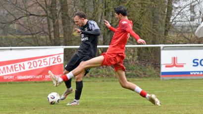 Bild: Gebert
Der TSV Waldershof empfängt am Samstag die SpVgg Saalestadt. Das Bild zeigt eine Szene mit Michael Gehlert (rotes Trikot) im Heimspiel gegen den SV Mistelgau (0:1).