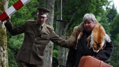 Bild: Florian Wein/Ovigo-Theater/exb
Szene aus „Fingierte Grenzen“. Am Standort Bärnau werden ab Mai wieder die geführten Theaterwanderungen angeboten.