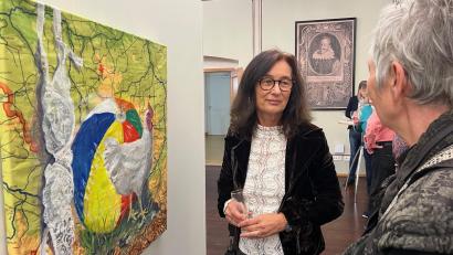 Bild: ihl
Monika Bugl, Reporterin bei Oberpfalz-Medien (hier im Gespräch mit einer Besucherin der Ausstellung), führt in ihrer Freizeit den Pinsel. Auf alten Schullandkarten erschafft sie ihre Bilderwelten.