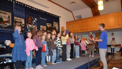 Bild: gi
Der Schulchor unter der Leitung von Musikschulleiter Benedikt Scheidler stimmte die Zuhörer auf das Frühjahrskonzert ein.