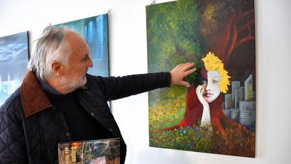 Bild: ubb
Künstler Ernst Umann ist ein zeitkritischer Mann, der mit seinen Werken die menschlichen Verfehlungen und die vielen offenen Fragen beim Blick auf die Welt ausdrücken möchte.