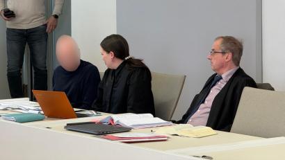 Bild: Hohlheimer
Der angeklagte Arzt unterhält sich am Mittwoch mit seiner Wahlverteidigerin Mayumi Weinmann. Pflichtverteidiger Helmut Miek (rechts) legt sein Mandat aus privaten Gründen nieder.