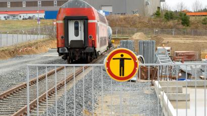 Bild: Franka Eichl
Früher war der rote DB-Regionalexpress auf dem Schienennetz in ganz Deutschland unterwegs. Heute steht er auf dem Übungsgelände des Bayerischen Zentrums für besondere Einsatzlagen im Gewerbegebiet Neuhaus.
