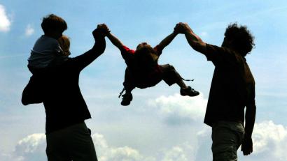 Bild: picture alliance / dpa
Mit ihren Geschwistern haben viele Menschen die längste Beziehung in ihrem Leben. (Symbolbild)