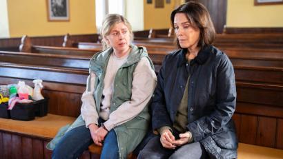 Bild: Matthias Tiefenbacher/ARD Degeto/dpa
Cathrin Blake (Désirée Nosbusch, rechts) trauert mit Claire Hayes (Lesley Conroy), deren Tochter ermordet wurde.