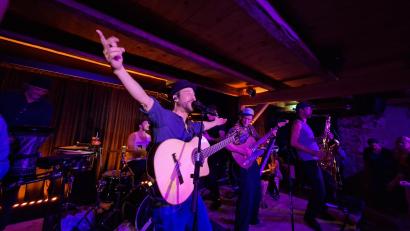 Bild: prh
Mit dem deutschen Reggae-Musiker "Jahcoustix" (links) gastierte die Münchener Band "Jamaram" im Rahmen ihrer "Arunga Tour 2026" erstmals am Schafferhof. Die acht Musiker begeisterten das Publikum mit einem mitreißenden Konzert.