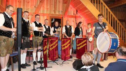 Bild: sis
Die "Tanngrindler Musikanten" und die "Bauernseufzer" brachten Stimmung in den Dorfstadel.