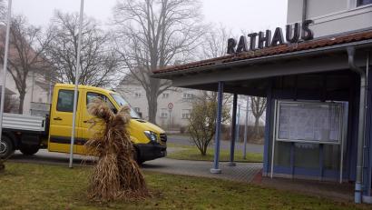 Bild: Bernhard Kreuzer
Hinter dem Immenreuther Rathaus ist das Pfarrheim sichtbar. Es wird zu den Immobilien gehören, die von der katholischen Kirche aufgegeben und der Gemeinde zum Erwerb angeboten werden.