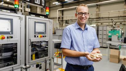 Bild: Kreiswirtschaftskammer Karlsbad
Tomáš Musil ist Elektro-Ingenieur und „seit etwa zehn Jahren“ Geschäftsführer von „ept connector“. Das Unternehmen betreibt in den beiden benachbarten Standorten Habartov (ehemals Haberbirk) und Svatava (Zwodau), in der Nähe von Karlsbad, Produktionsstätten für „Steckverbindungen“ für Leiterplatten.