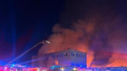 Bild: Polizei der Tschechischen Republik
Das Bild zeigt das brennende Unternehmen in Pradubice. Nun sitzt eine junge Frau aus dem Kreis Tachov wegen dem Anschlag in U-Haft.