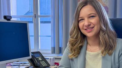 Bild: Stephan Huber
Hat auf dem Stuhl von Harald Mizler Platz genommen: Rechtsrätin Franziska Rebhan ist die neue Leiterin des Haupt- und Rechtsreferats der Stadt Sulzbach-Rosenberg.