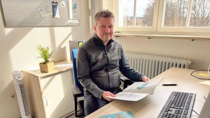 Bild: Dominik Göhl - Landratsamt Tirschenreuth
Der Bildungsmonitorer des Landkreises Tirschenreuth Dr. Wolfgang Heß, der den Fachkräftereport 2026 zusammen mit dem Bildungsbüro des Landkreises erarbeitet hat, stellt den Bericht vor.