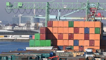 Bild: Bernd Weißbrod/dpa
Deutschlands Exporteure haben nach dem Dämpfer zu Jahresbeginn im Februar wieder bessere Geschäfte gemacht. (Archivbild)