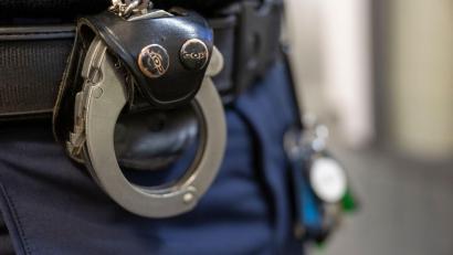 Bild: Peter Kneffel/dpa
Der Verdächtige sitzt nun in Untersuchungshaft. (Symbolbild)