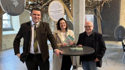 Bild: Jan Sicha
Freude über 20 Jahre CeBB: Landrat Thomas Ebeling (Vorsitzender des Vereins Bavaria Bohemia), Geschäftsleiterin Dr. Veronika Hofinger und Gründer Hans Eibauer (von links).