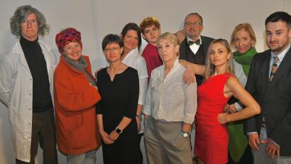 Bild: Christian Hoferer
Das Woodpop-Theater präsentiert im April die Kriminalkomödie „Schau nicht unters Rosenbeet“ in der kleinen Nordgauhalle in Nabburg.