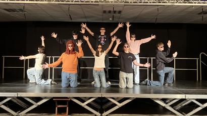 Bild: Ina Schmelzer
Die Jugendlichen der Theatergruppe am Stiftland-Gymnasium haben sich für ihr neues Stück ein sozialkritisches Thema ausgesucht. "Mensch, Iphigenie!" wurde von der Idee bis zur Szenenführung selbst entwickelt.