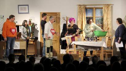 Bild: Josef Böhm
Als durchgeknallter Extrem-Fan von Frank, alias Franz Hirschfeld, bringt Mira Bell erhebliches Chaos in die Familie.