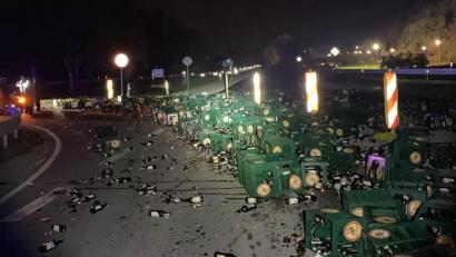 Symbolbild: Polizeiinspektion Kulmbach
Im Landkreis Bayreuth hat ein Lkw 150 Bierkästen auf einer Bundesstraße verloren. Die Straße blieb in der Nacht rund vier Stunden lang gesperrt.