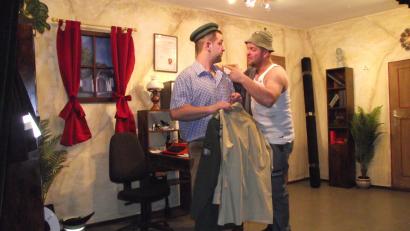 Bild: ror
In der Komödie „Von Amts-Wegen“ befördert der kurzfristig vom Gemeindeoberhaupt eingesetzte Amtsgehilfe Willi Fuchs (rechts) seinen Trinkbruder Paul Jägermeister kurzerhand zum Dorfpolizisten. Rechts im Eck steht ein Teppich, der eine nicht unerhebliche Rolle spielt.