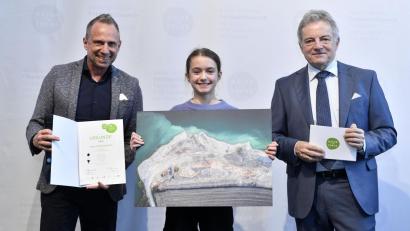 Symbolbild: stumv
Anni Frauendorfer (10 Jahre) aus Schwarzenfeld hat den Fotowettbewerb „Natur im Fokus“ für Kinder und Jugendliche aus Bayern in ihrer Altersklasse gewonnen. Dazu gratulierten Bayern Umweltminister Thorsten Glauber (links) und Dr. Michael Apel (rechts), Leiter des Museums Mensch und Natur.