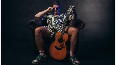 Bild: Thomas Willibald
Benedikt Hafner, alias der Oimara, kommt am 10. April erneut nach Kemnath. Allerdings nicht wieder ins Foyer und auch nicht alleine, sondern in die größere Mehrzweckhalle sowie mit Band.