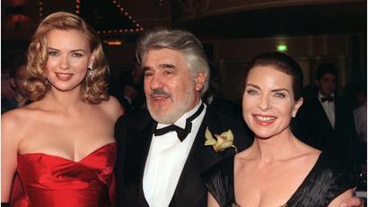 Bild: Ursula Düren/dpa
Adorf spielte u.a. mit Veronica Ferres (l) und Gudrun Landgrebe in „Rossini“. (Archivbild)