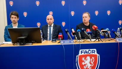 Bild: Šimánek Vít/CTK/dpa
Der tschechische Fußballverband um Präsident David Trunda (r) gibt Details zum Skandal bei einer Pressekonferenz bekannt.