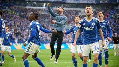 Bild: Bernd Thissen/dpa
Der FC Schalke 04 ist Tabellenführer und damit der große Aufstiegsfavorit. (Archivbild)