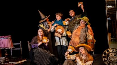 Bild: Max Hegner/Ovigo-Theater/exb
Das Ovigo-Theater kommt mit dem Impro-Stück "Heureka" in die Regionalbibliothek nach Weiden.