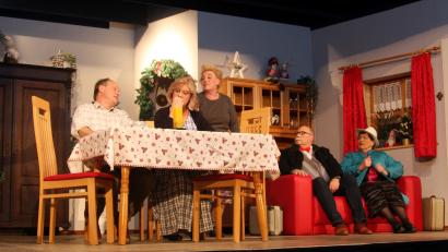 Bild: wro
Das permanente Auftauchen der betrunkenen Nachbarin Gudrun (Dritte von links, Astrid Neugirg) strapaziert die Nervenkostüme.