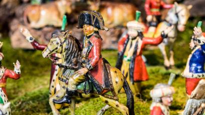 Bild: Thomas Sporrer
In der Wenning-Mehler-Krippe steht vor der Burg einer, der es mit der Kirche so gar nicht gut gemeint hat: Der französische Kaiser Napoleon reitet auf seinem Pferd.