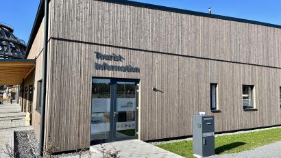 Bild: Nathalie Rebholz
Die neue Tourist-Information des Zweckverbands Oberpfälzer Seenland ist nahe der Holzkugel am Steinberger See zu finden.