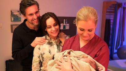 Bild: Jacqueline Krause-Burberg/ZDF/dpa
In der Folge "Muttergefühle" betreut Hebamme Lena Lorenz (Judith Hoersch, rechts) das Paar Jan (Tom Beck) und Katina Wolff (Mina Tander).