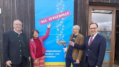 Bild: jua
"Neu aufgerollt" lautet das Jahresmotto im Freilandmuseum Oberpfalz in Neusath-Perschen. Zur Saisoneröffnung waren (von links) Bezirkstagspräsident Franz Löffler, die Kulturreferentin des Bezirks Oberpfalz, Kerstin Radler, Aussteller Tobias Ott und Museumsleiter Tobias Hammerl gekommen.