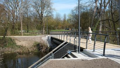 Bild: Hirsch
Der neue Steg über den Seitenarm der Naab in Schwandorf ist barrierefrei, narurnah und modern. Die Kosten für den 26 Meter langen Übergang betragen 850.000 Euro.