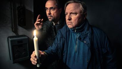 Bild: Taimas Ahangari/WDR Kommunikation/dpa
Wird die erste „Tatort“-Wiederholung der diesjährigen Sommerpause im Ersten - am 10. Mai: Der Münster-Krimi „Man stirbt nur zweimal“ mit Hauptkommissar Thiel (Axel Prahl, rechts) und Dr. Karl-Friedrich Boerne (Jan Josef Liefers). (Archivbild)