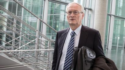 Bild: picture alliance / dpa
Ex-BND-Präsident August Hanning hat eine Dienstaufsichtsbeschwerde gegen die Hamburger Justiz eingereicht. (Archivbild)