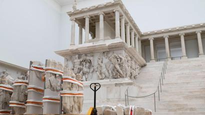 Bild: Markus Lenhardt/dpa
Derzeit für Besucher geschlossen: der berühmte Pergamonaltar. (Archivbild)