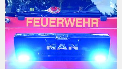 Bild: Carsten Rehder/dpa
Nach einer Verpuffung stand eine Autolackiererei in Fürth in Vollbrand. (Symbolbild)